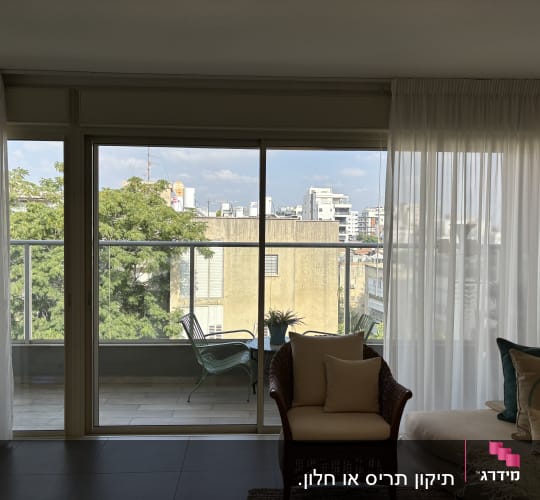 סלון עם חלון גדול ונוף לעיר